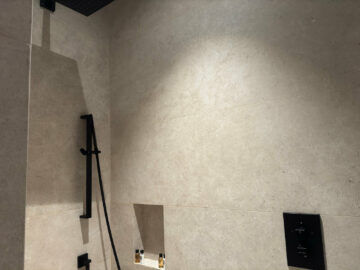 Qatar Airways Al Mourjan Business Lounge The Garden Duschkabine2