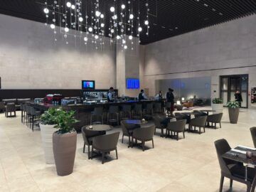 Qatar Airways Al Mourjan Business Lounge The Garden Restaurant Bereich8