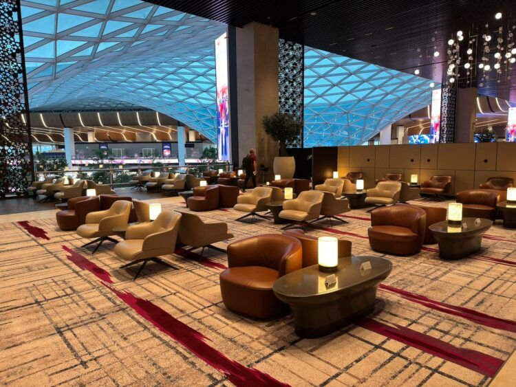 Qatar Airways Al Mourjan Business Lounge The Garden Sitzmoeglichkeiten Rechts