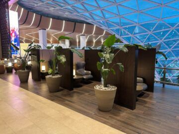 Qatar Airways Al Mourjan Business Lounge The Garden Sitznischen