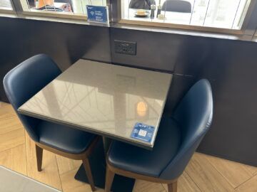 Chase Sapphire Lounge Hong Kong Tische Essbereich