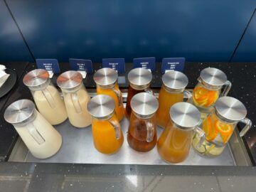 Chase Sapphire Lounge Hong Kong Wasser Milch
