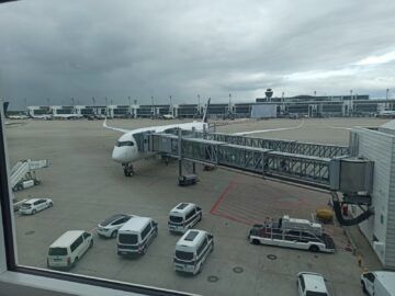Lufthansa Allegris Business Class Airbus A350 Boarding Gate Muenchen