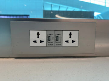 Korean Air Prestige Class Lounge West Seoul Incheon Steckdosen