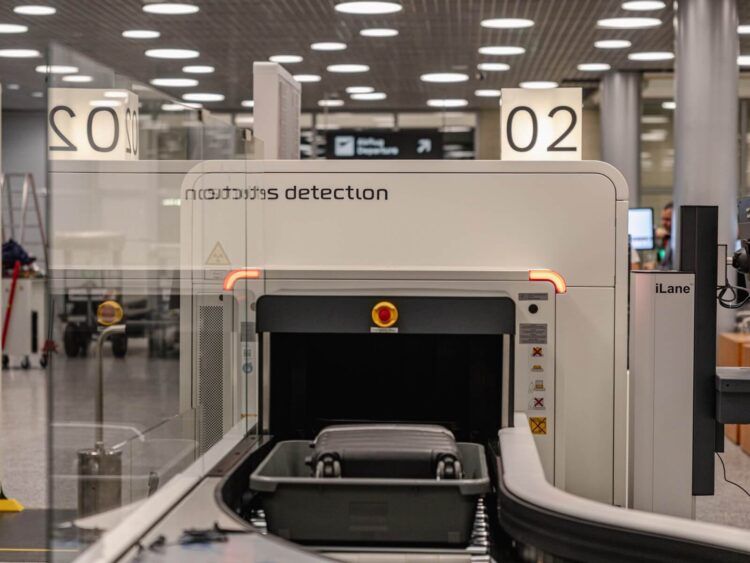 Flughafen Zuerich Sicherheitskontrolle Ct Scanner Handgepaeck Copyright