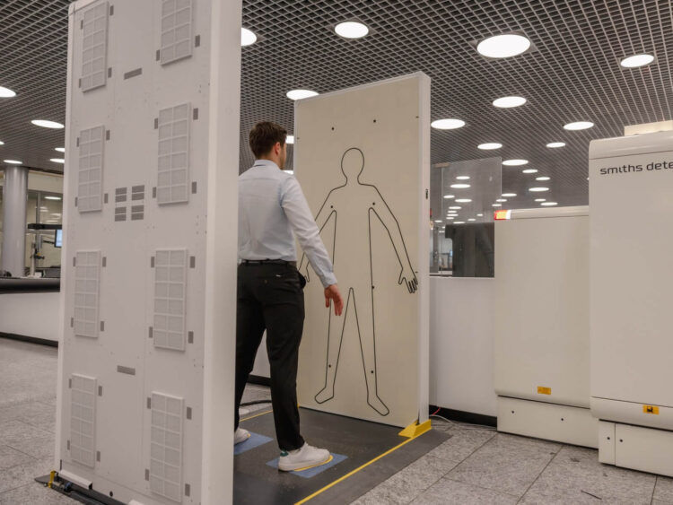 Flughafen Zuerich Sicherheitskontrolle Ct Scanner Personenkontrolle Copyright