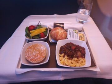 Condor Airbus A330neo Business Class Essen Abendessen