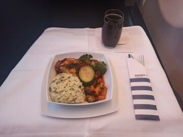 Condor Airbus A330neo Business Class Essen Mittagessen Hauptspeise