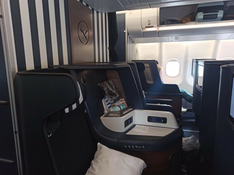 Condor Airbus A330neo Business Class Kabine 2