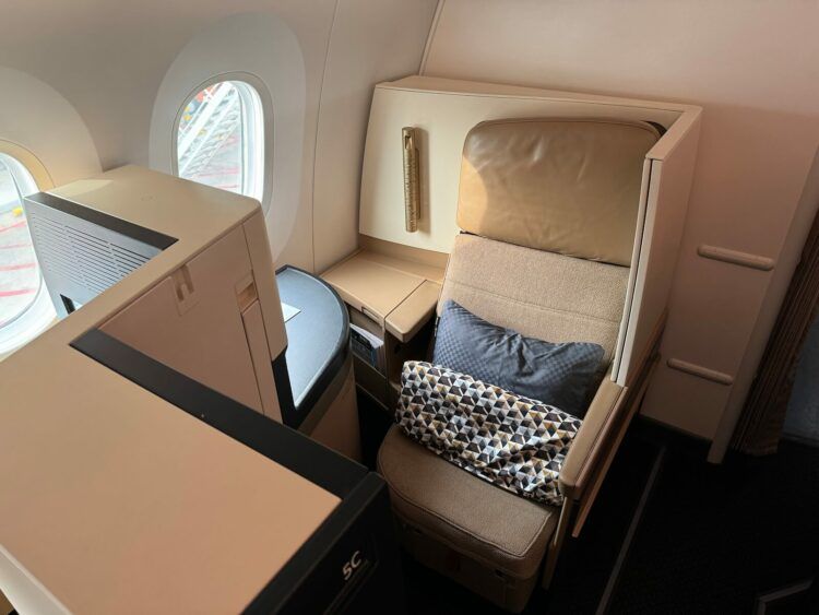 Etihad Airways Business Class Boeing 787 Sitz Hinten Links