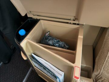 Etihad Airways Business Class Boeing 787 Stauraum Rechts