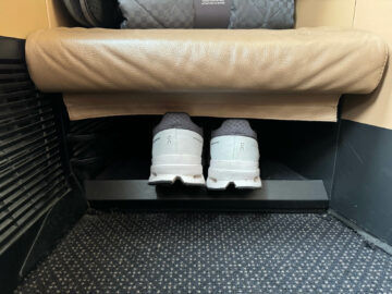 Etihad Airways Business Class Boeing 787 Stauraum Schuhe