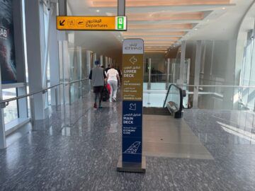 Etihad First Class Apartment A380 Gate Wegweiser
