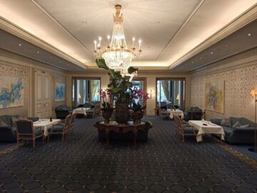 Steigenberger Icon Frankfurter Hof Autorenbar Kronleuchter