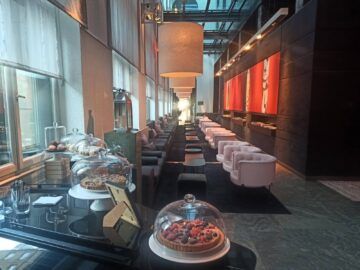 Sofitel Munich Bayerpost Isarbar Sitzbereich Bibliothek