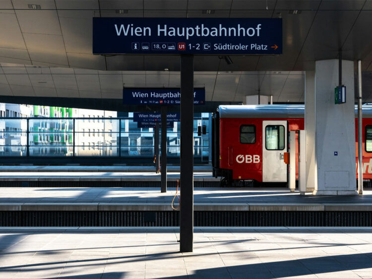 Oebb Zug Bahnhof Unsplash