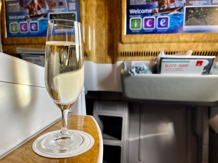 Emirates Boeing 777 300er Business Class Champagner
