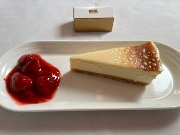 Emirates Boeing 777 300er Business Class Cheesecake