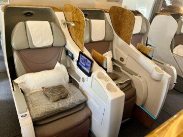 Emirates Boeing 777 300er Business Class Sitze Mitte 2