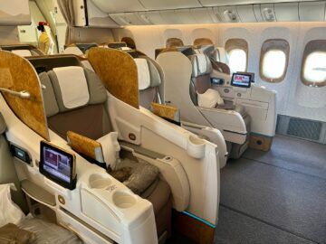 Emirates Boeing 777 300er Business Class Sitze Mitte 3