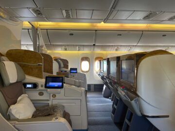 Emirates Boeing 777 300er Business Class Sitze Mitte 4