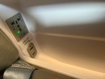 Emirates Boeing 777 300er Business Class Staufach Seite