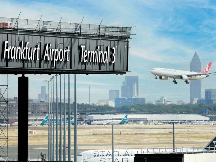 Fraport Frankfurt Airport Flughafen Terminal 3 Schriftzug Copyright