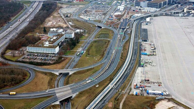 Fraport Frankfurt Flughafen Terminal 3 Sky Line Autobahn Luftaufnahme Copyright