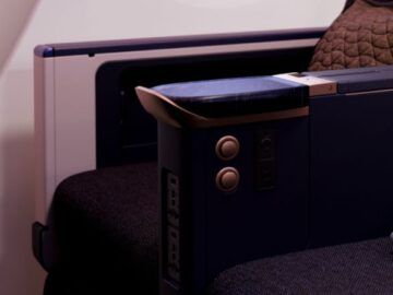 Riyadh Air Premium Economy Class Armlehne Copyright