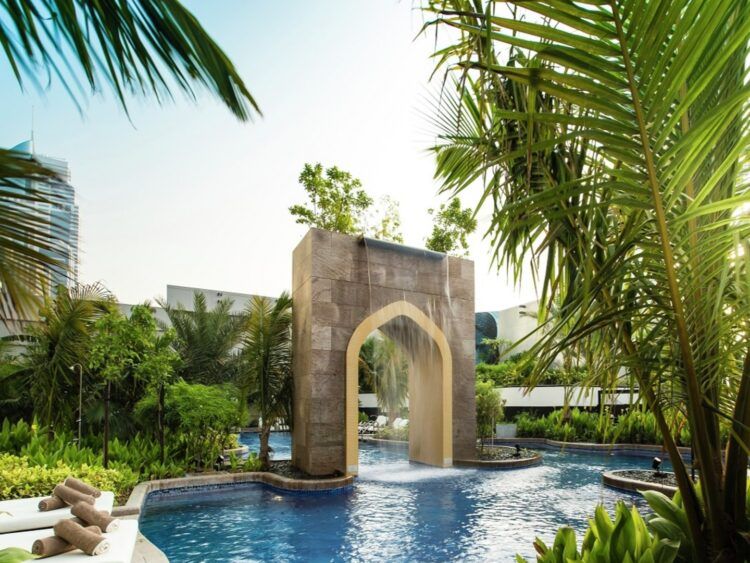 Conrad Dubai Pool Bogen Copyright