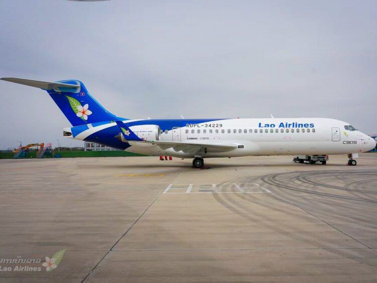 Lao Airlines Flugzeug Comac C909 Rollfeld Copyright