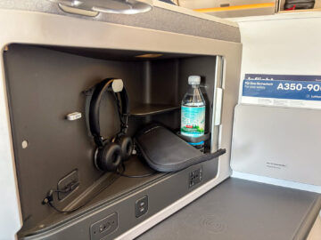 Lufthansa Allegris Business Class Airbus A350 Staufach Kopfhoerer