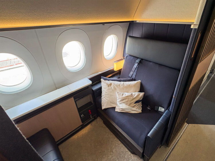 Lufthansa Allegris First Class Airbus A350 Sitz 1k Schiebetuer