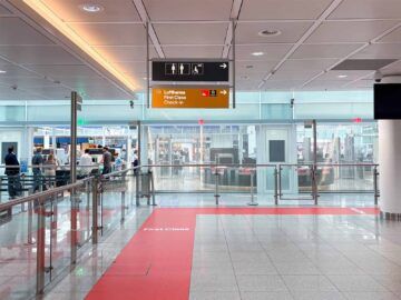 Lufthansa First Class Checkin Schild Flughafen Muenchen Muc