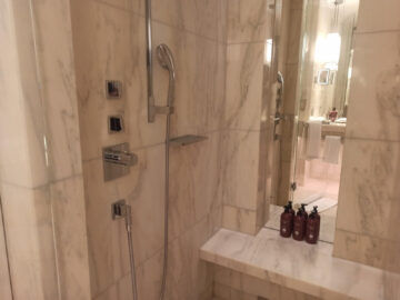 Park Hyatt Vienna King Premium Bad 2