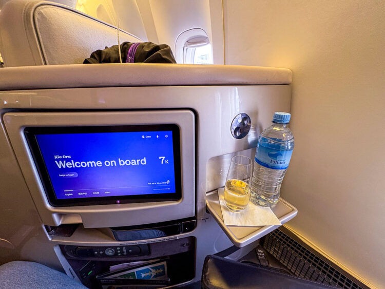 Air New Zealand Business Premier Class Boeing 777 Monitor Getraenk Ablage