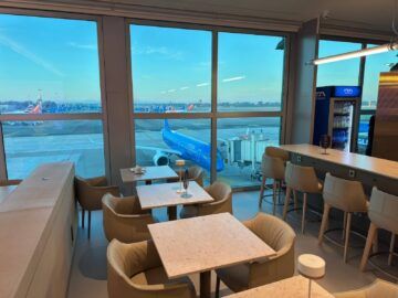 Ita Airways Runway Lounge Mailand Linate Esstische