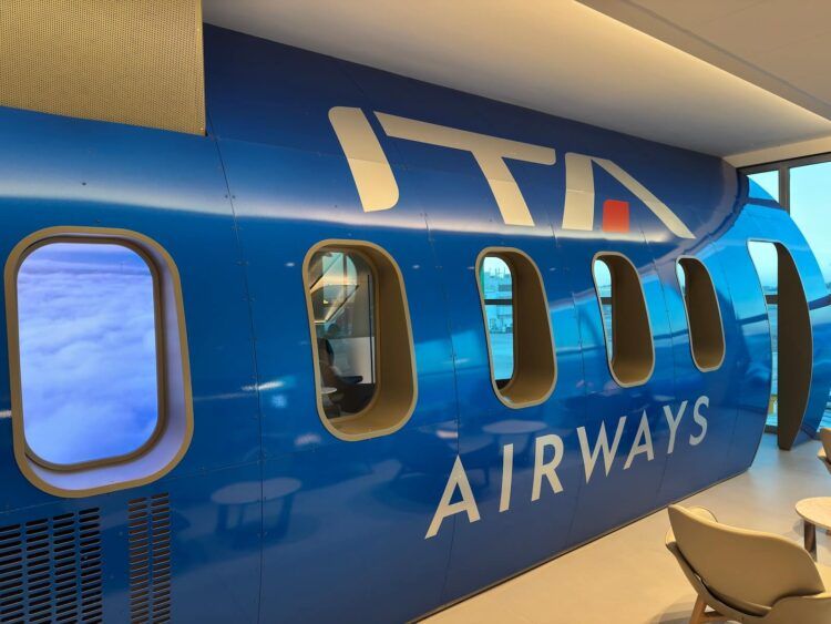 Ita Airways Runway Lounge Mailand Linate Flugzeug Rumpf