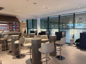 Ita Airways Runway Lounge Mailand Linate Hochtische