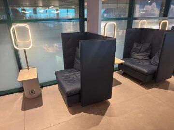Ita Airways Runway Lounge Mailand Linate Zwei Einzelsessel