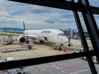 Lufthansa Airbus A350 Flugzeug Osaka Flughafen