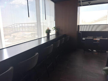 American Express Centurion Lounge Tokyo Haneda Hochtisch Fenster