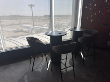 American Express Centurion Lounge Tokyo Haneda Hochtische