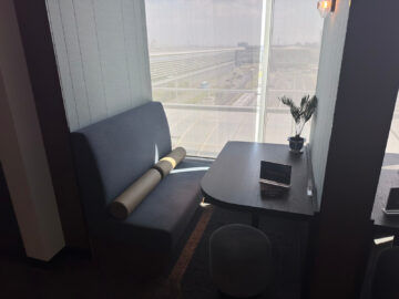 American Express Centurion Lounge Tokyo Haneda Sitzbank Fenster