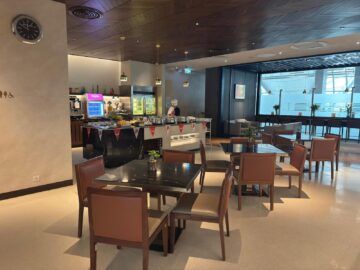 Singapore Airlines Silverkris Lounge Bangkok Esstische