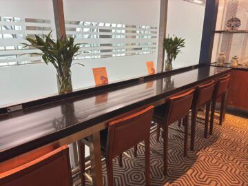 Singapore Airlines Silverkris Lounge Bangkok Hochtisch