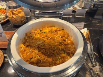 Singapore Airlines Silverkris Lounge Bangkok Pad Thai Prawns