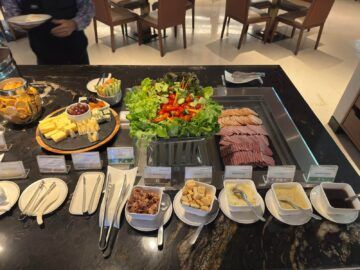 Singapore Airlines Silverkris Lounge Bangkok Salat Kaese