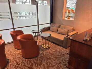 Singapore Airlines Silverkris Lounge Bangkok Sofa3