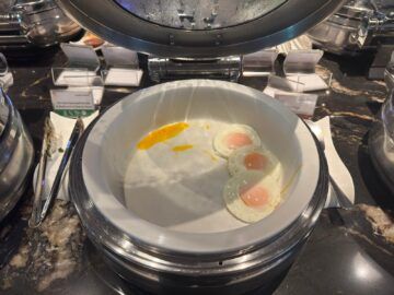 Singapore Airlines Silverkris Lounge Bangkok Spiegelei